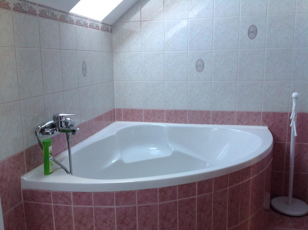 Attila Apartmanhaz Hotell Hévíz Rum bild