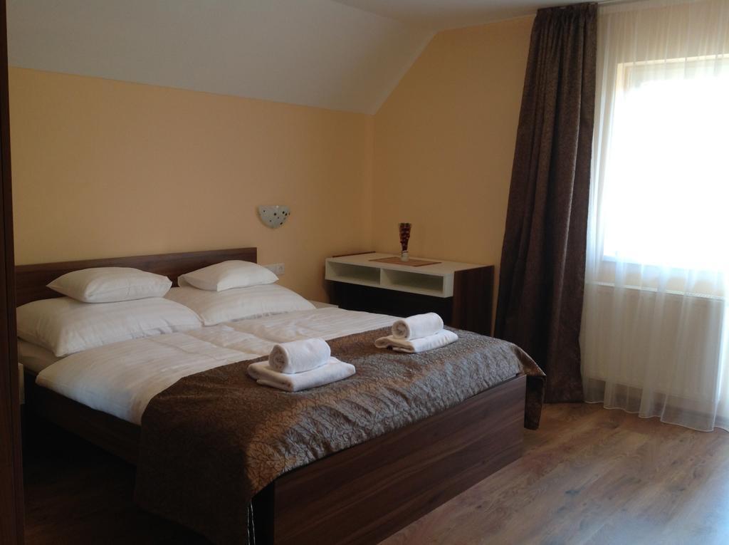Attila Apartmanhaz Hotell Hévíz Rum bild