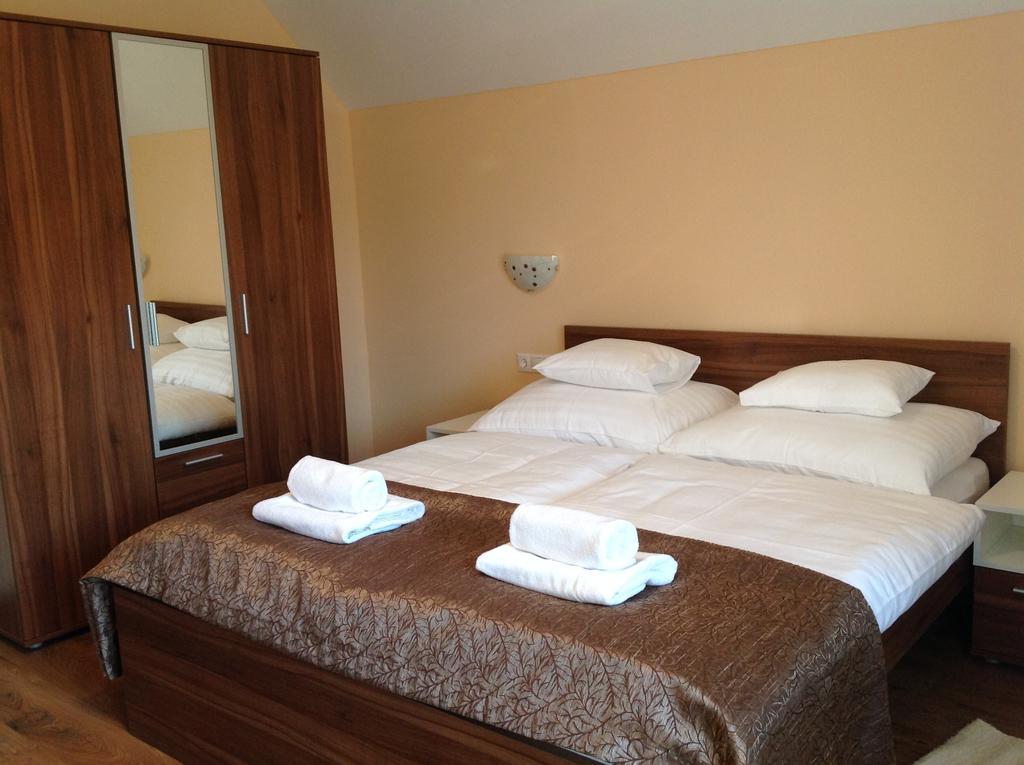 Attila Apartmanhaz Hotell Hévíz Rum bild