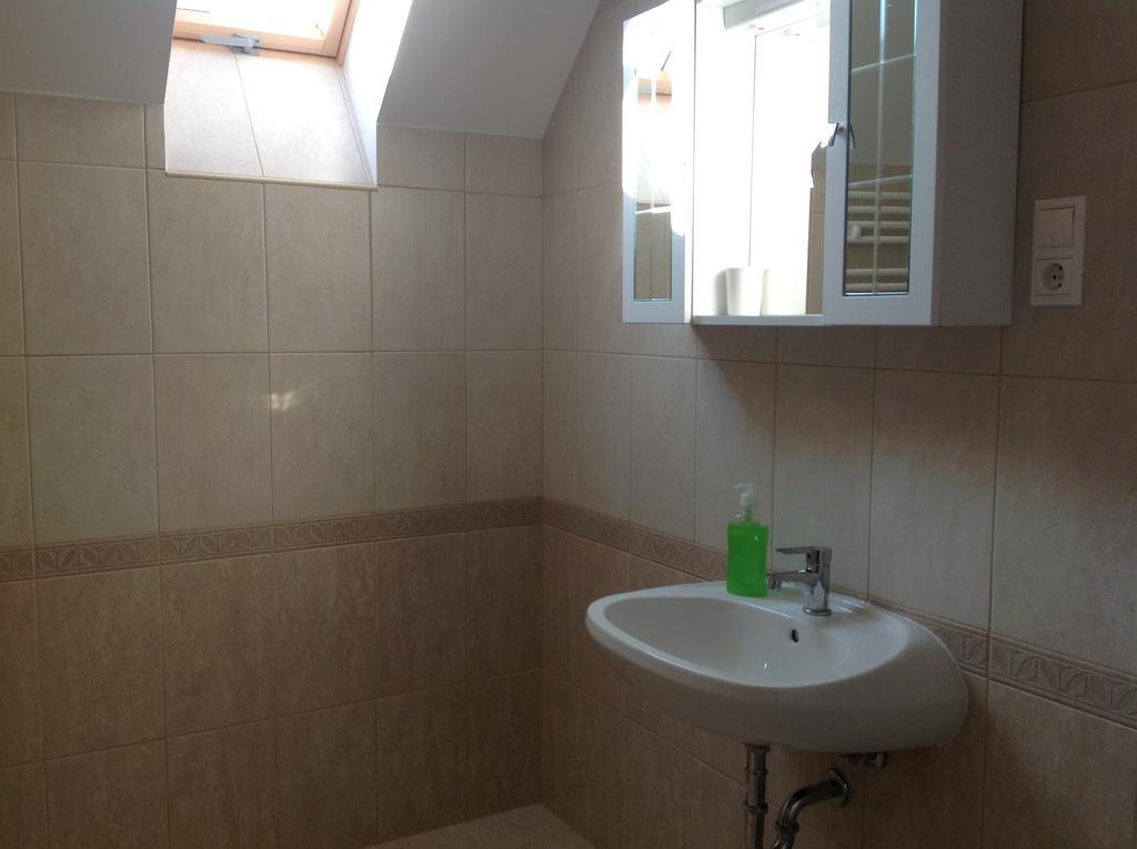 Attila Apartmanhaz Hotell Hévíz Rum bild