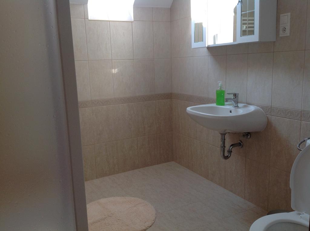 Attila Apartmanhaz Hotell Hévíz Rum bild