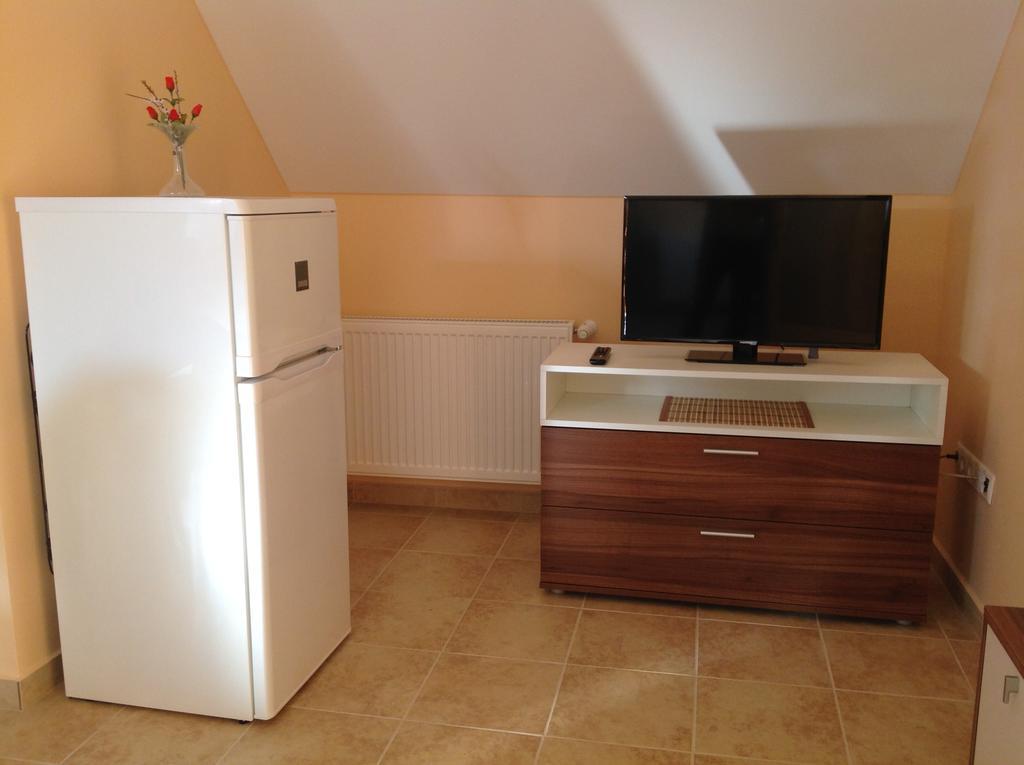 Attila Apartmanhaz Hotell Hévíz Rum bild