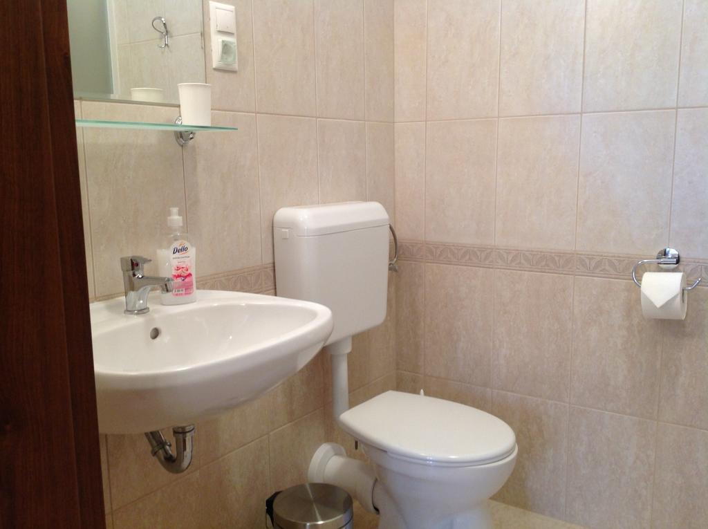 Attila Apartmanhaz Hotell Hévíz Rum bild